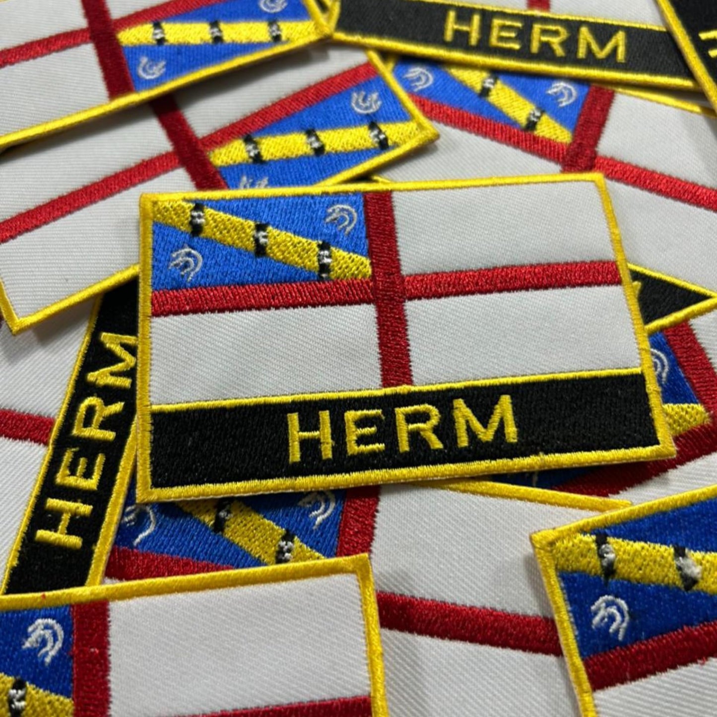 UK County Flag Patch 9.5cm x 6cm Embroidered Iron On/Sew On Badge Durable Fabric Applique for Jackets, Backpacks, Hats, and Clothing