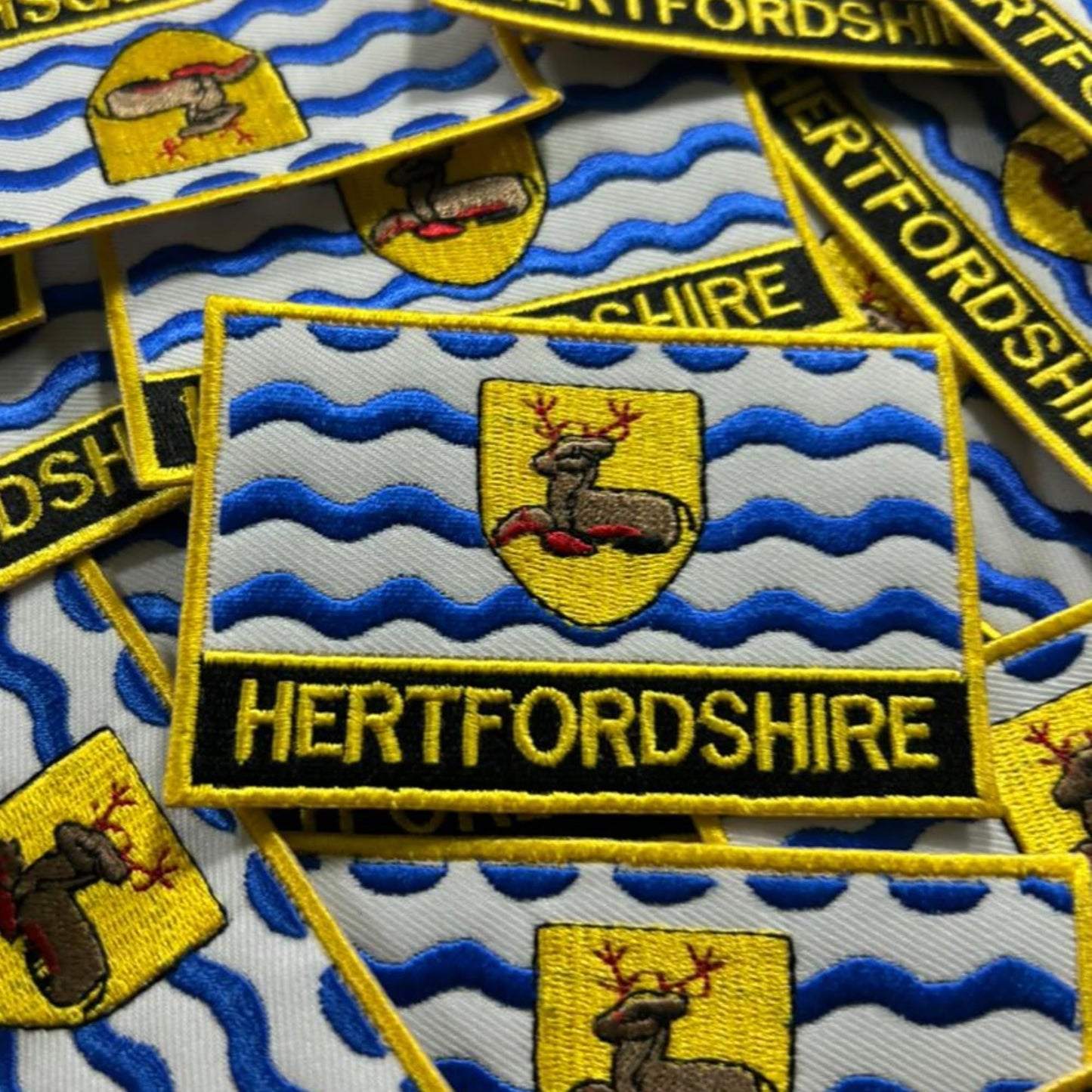 UK County Flag Patch 9.5cm x 6cm Embroidered Iron On/Sew On Badge Durable Fabric Applique for Jackets, Backpacks, Hats, and Clothing